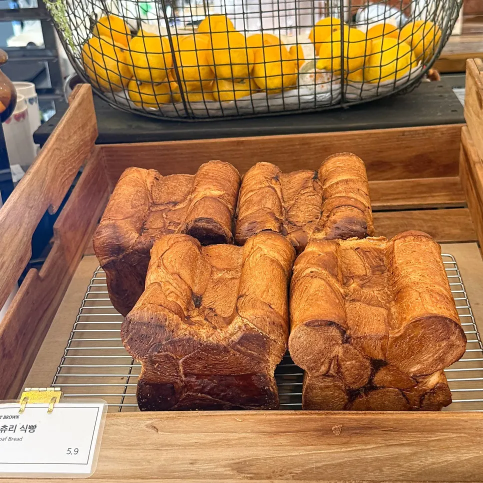 가격표가 붙은 소금빵 진열