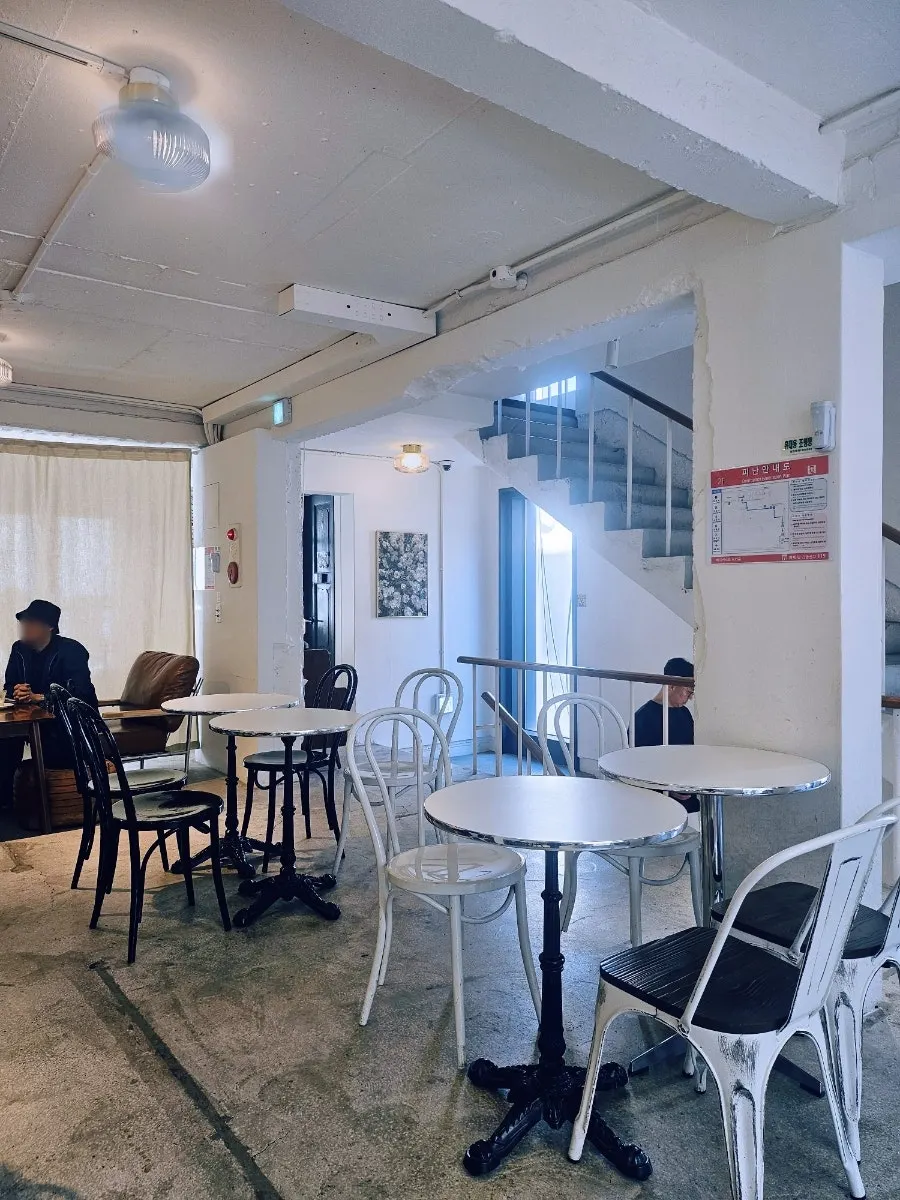 신논현역 6번 출구 인근 베이커스트 브라운 건물