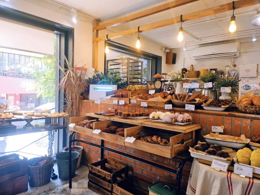 쇼케이스에 색깔별로 줄지어 놓인 강남샌드