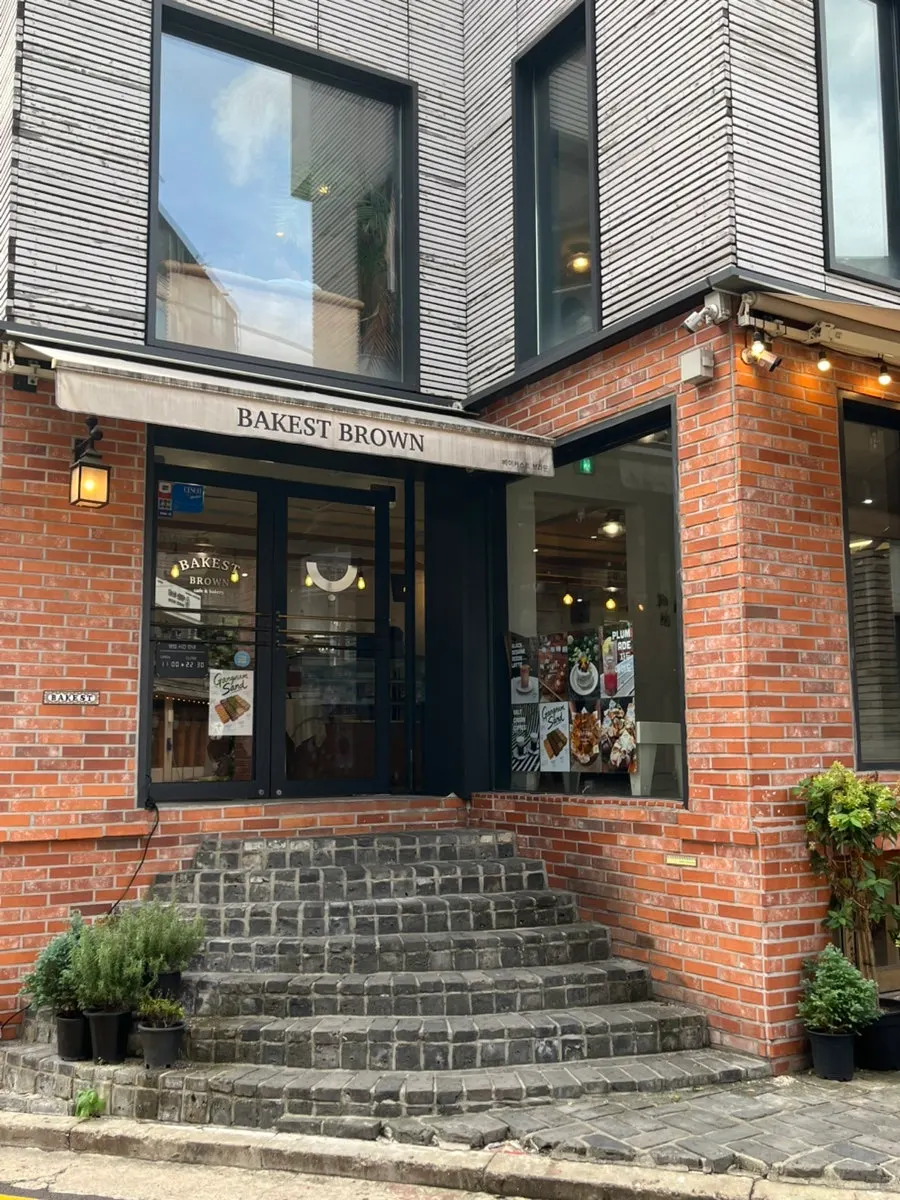 Bakerist Brown's location on Gangnam café street