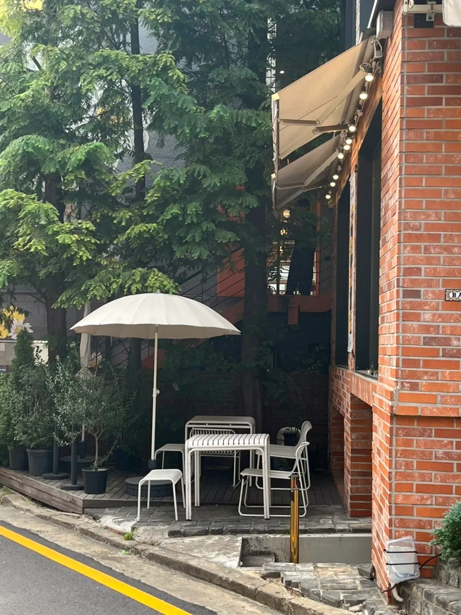 Bakerist Brown building visible right from the café street