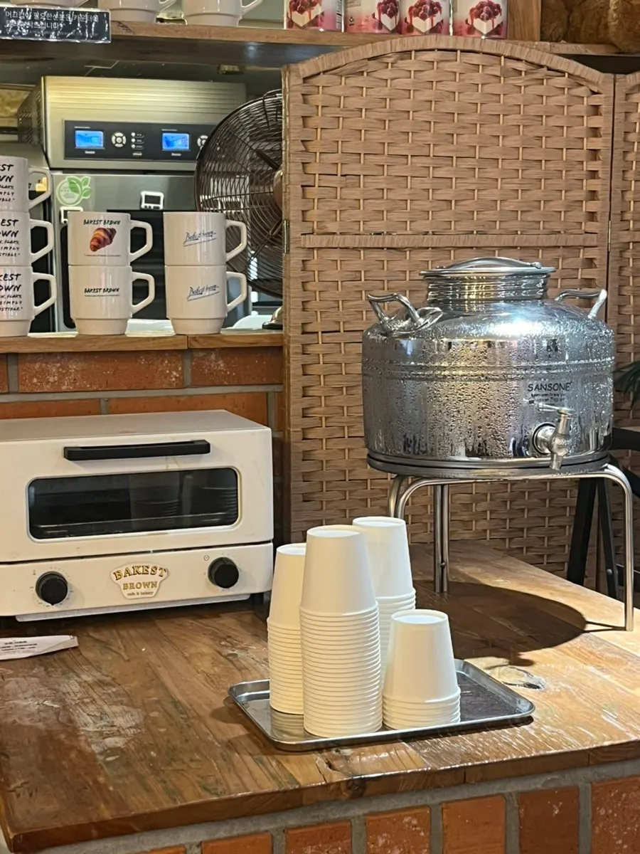 Interior atmosphere on different floors of Bakerist Brown