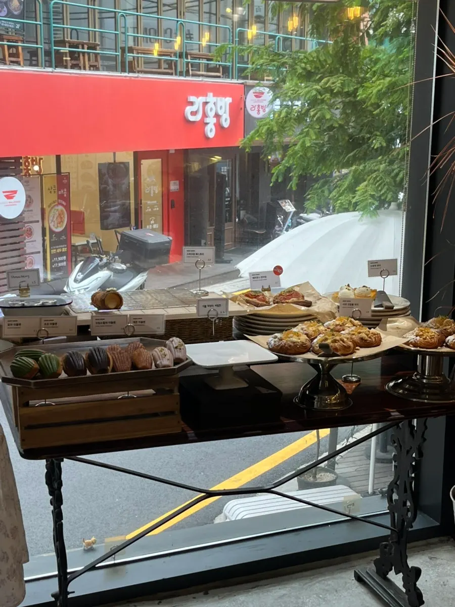 Table with drinks and desserts