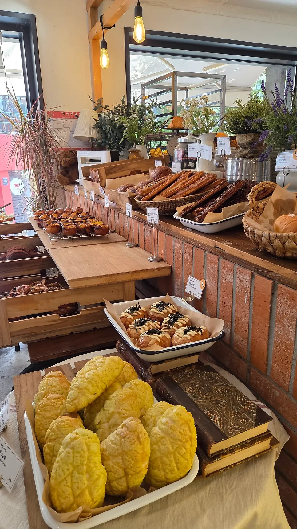 Exterior of Bakerist Brown on the uphill road between Sinnonhyeon and Gangnam stations