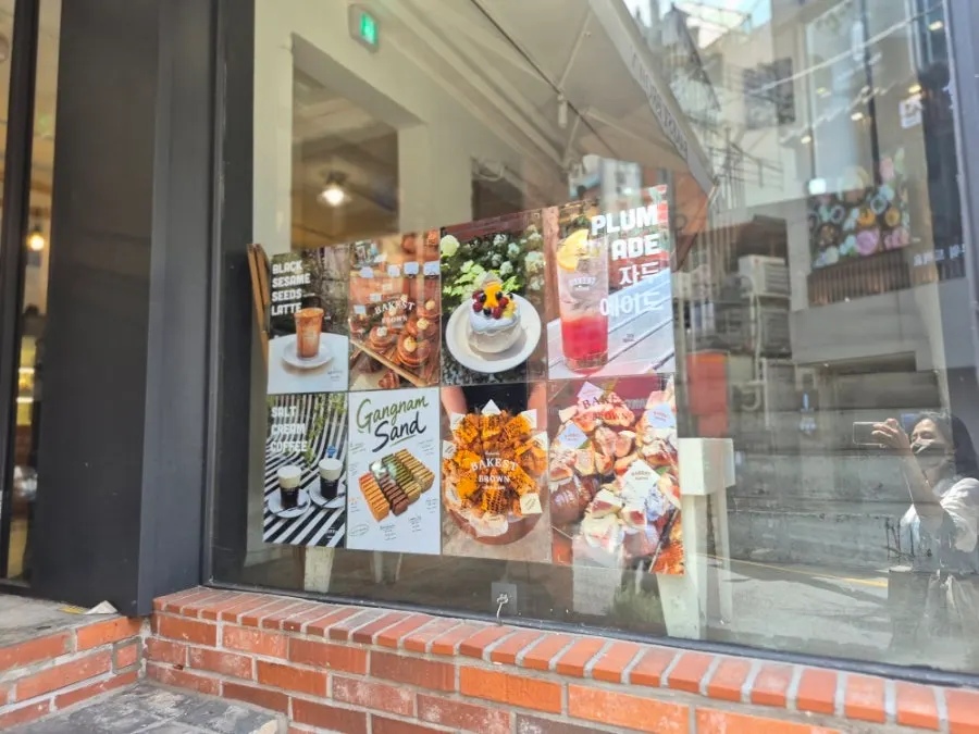 베이커스트브라운 1층 빵 진열대