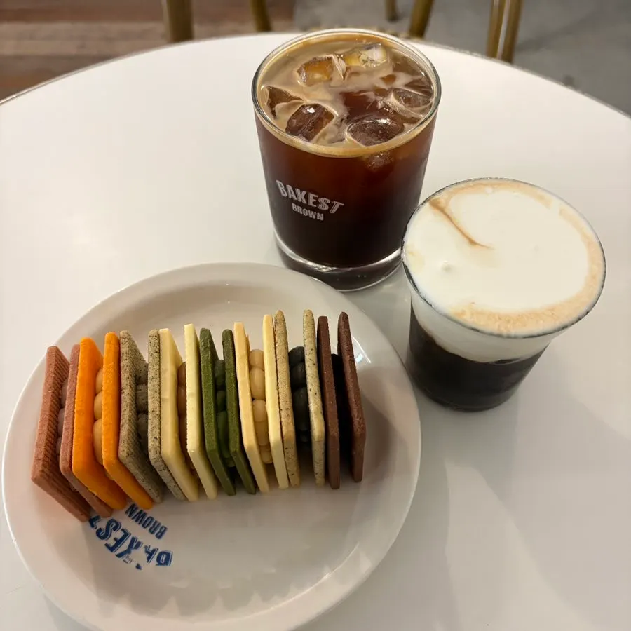 Two drinks and the Gangnam Sand set on the table