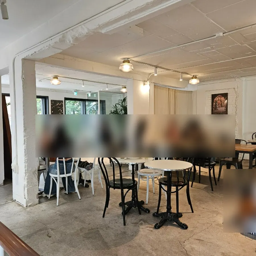 평일 낮 카페 좌석 분위기