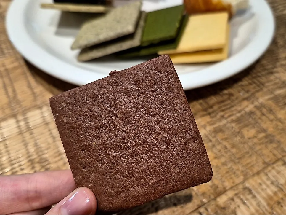 여러 맛으로 구성된 강남샌드 세트