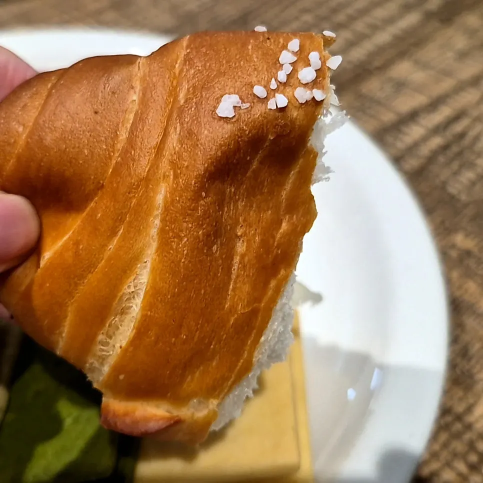 접시에 담긴 소금빵 단면