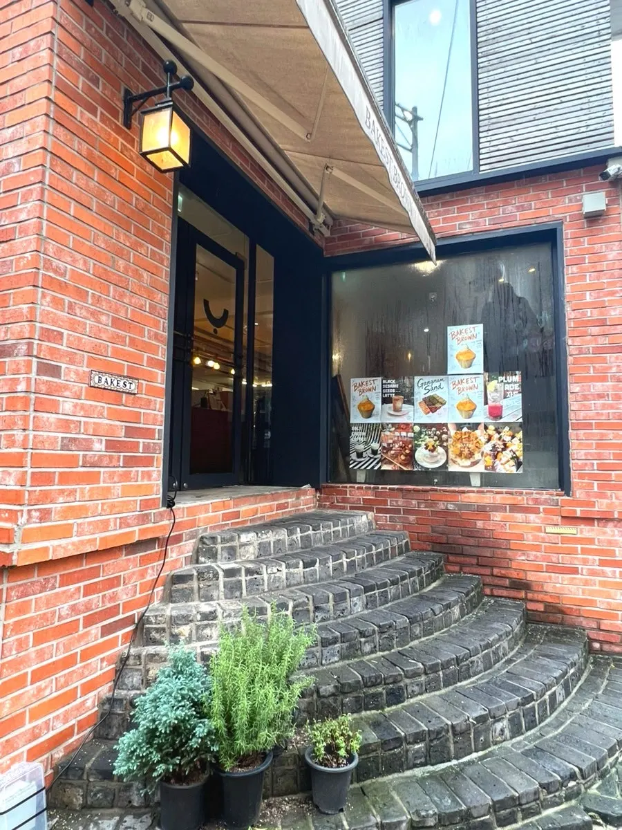 Exterior of Bakerist Brown near Sinnonhyeon Station