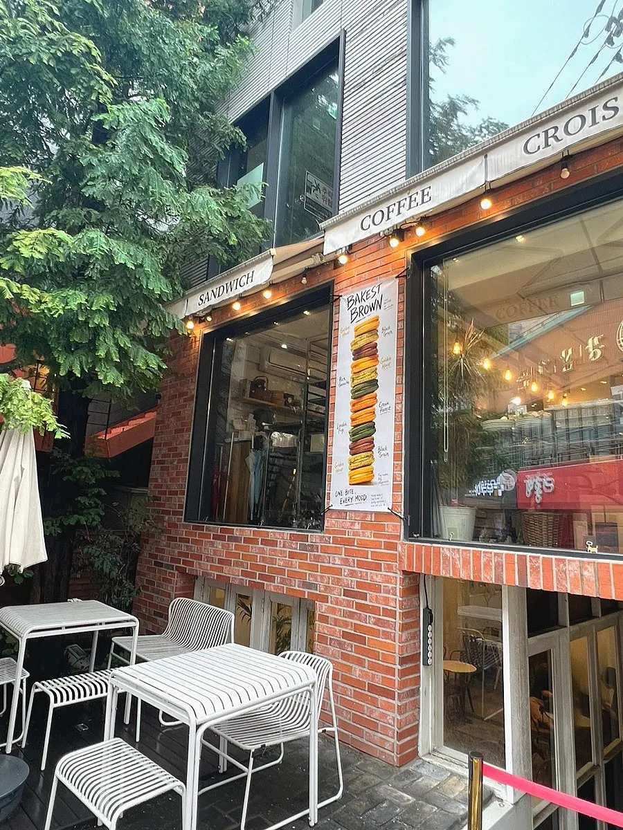 Full view of the Bakerist Brown building on Gangnam-daero102-gil