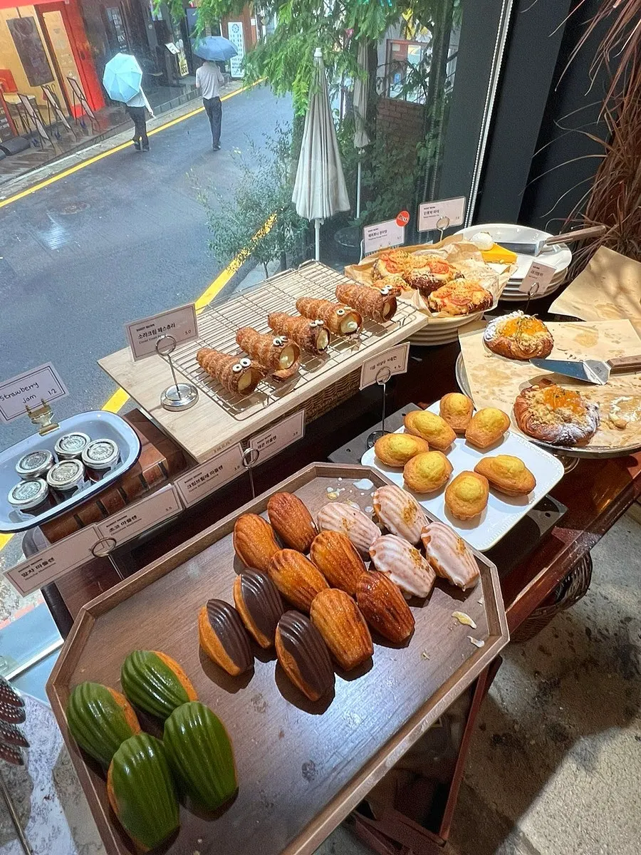 Bread display case on the 1st floor of Bakerist Brown