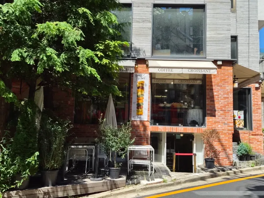 붉은 벽돌 외관의 베이커스트 브라운 건물