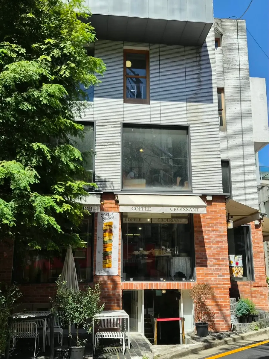 빈티지한 색감의 벽돌 건물 세로 컷