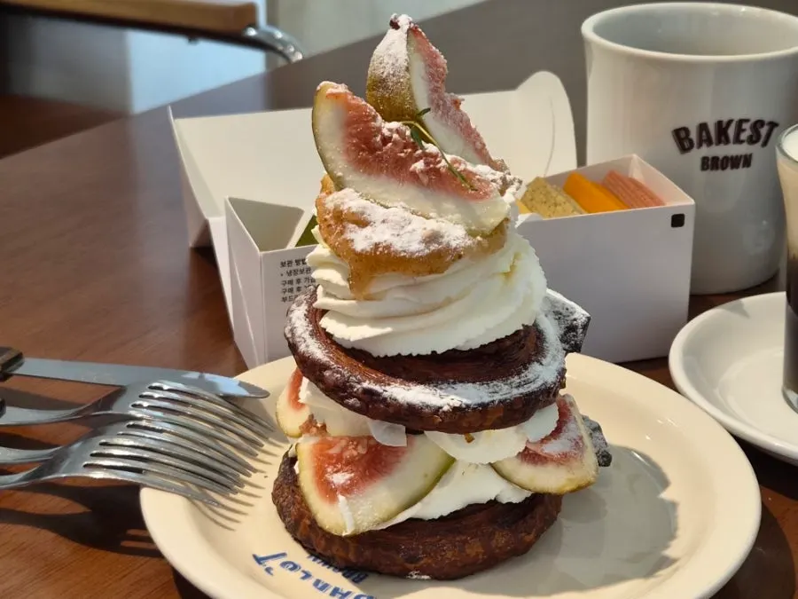 접시에 놓인 무화과 퀸아망