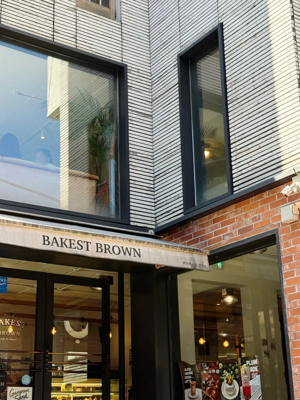 The Bakerist Brown building between Gangnam Station and Sinnonhyeon Station