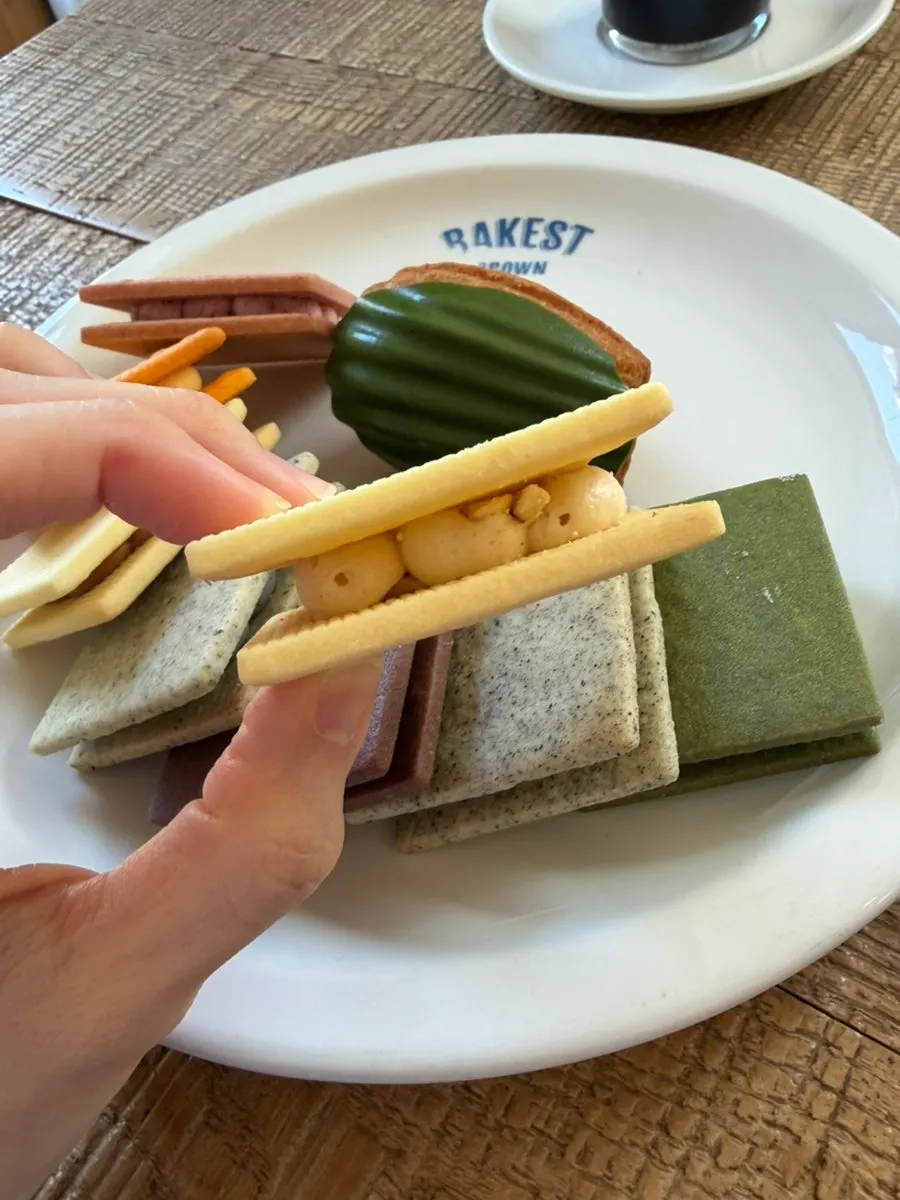 소금크림라떼와 강남샌드가 놓인 테이블