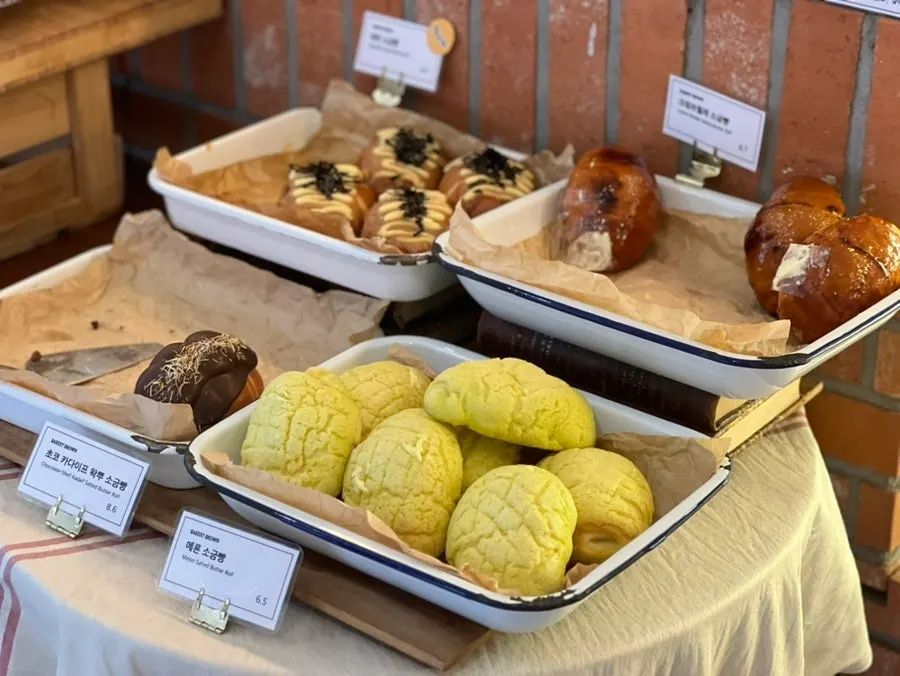 Bakery case with salt bread