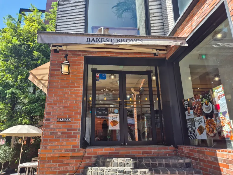Brick-facade exterior of Bakerist Brown, a Gangnam bakery café
