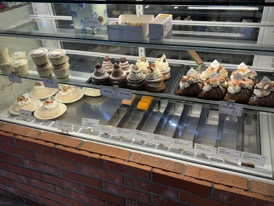 Pavlova dessert displayed in the showcase