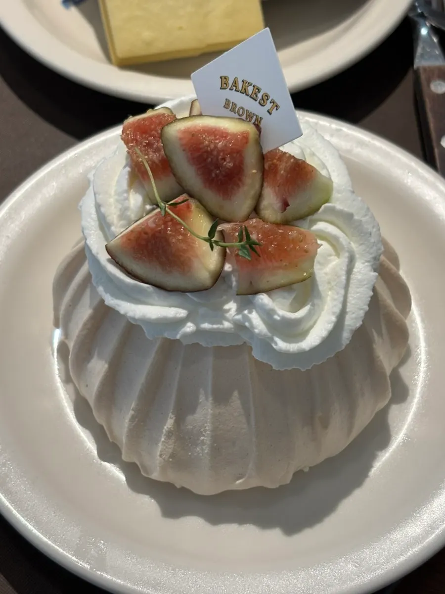 Cross-section of the fig pavlova showing the meringue