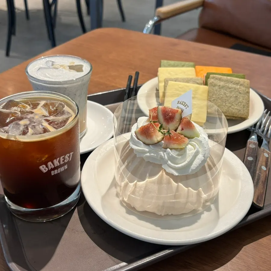 Table setting with Gangnam Sand and fig pavlova