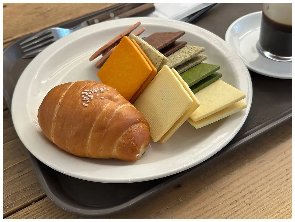 소금빵과 강남샌드가 담긴 디저트 접시