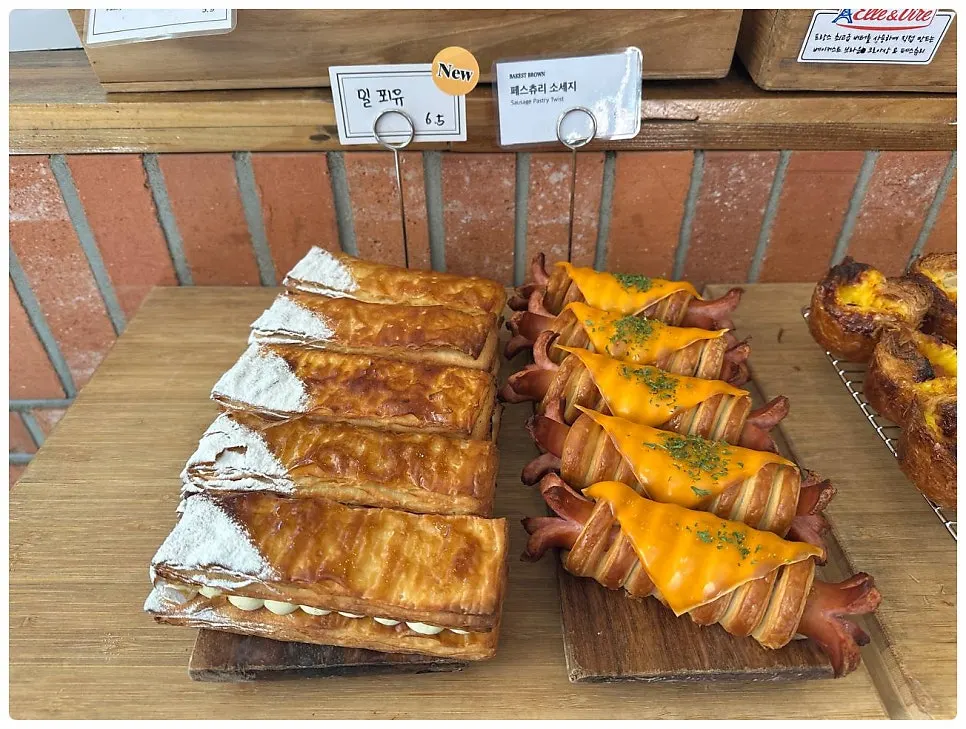 밀푀유와 치즈 올린 페스츄리 소세지