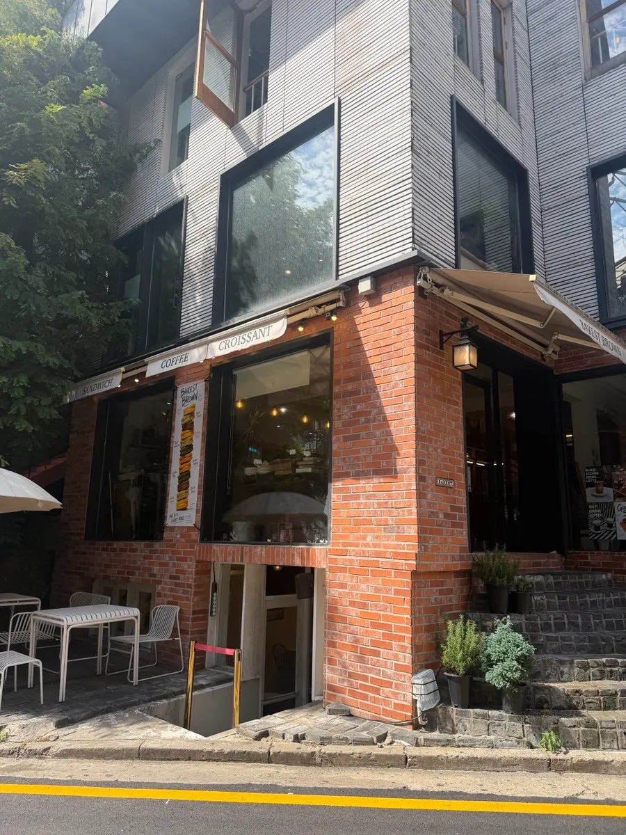 Exterior of Bakerist Brown near Sinnonhyeon Station