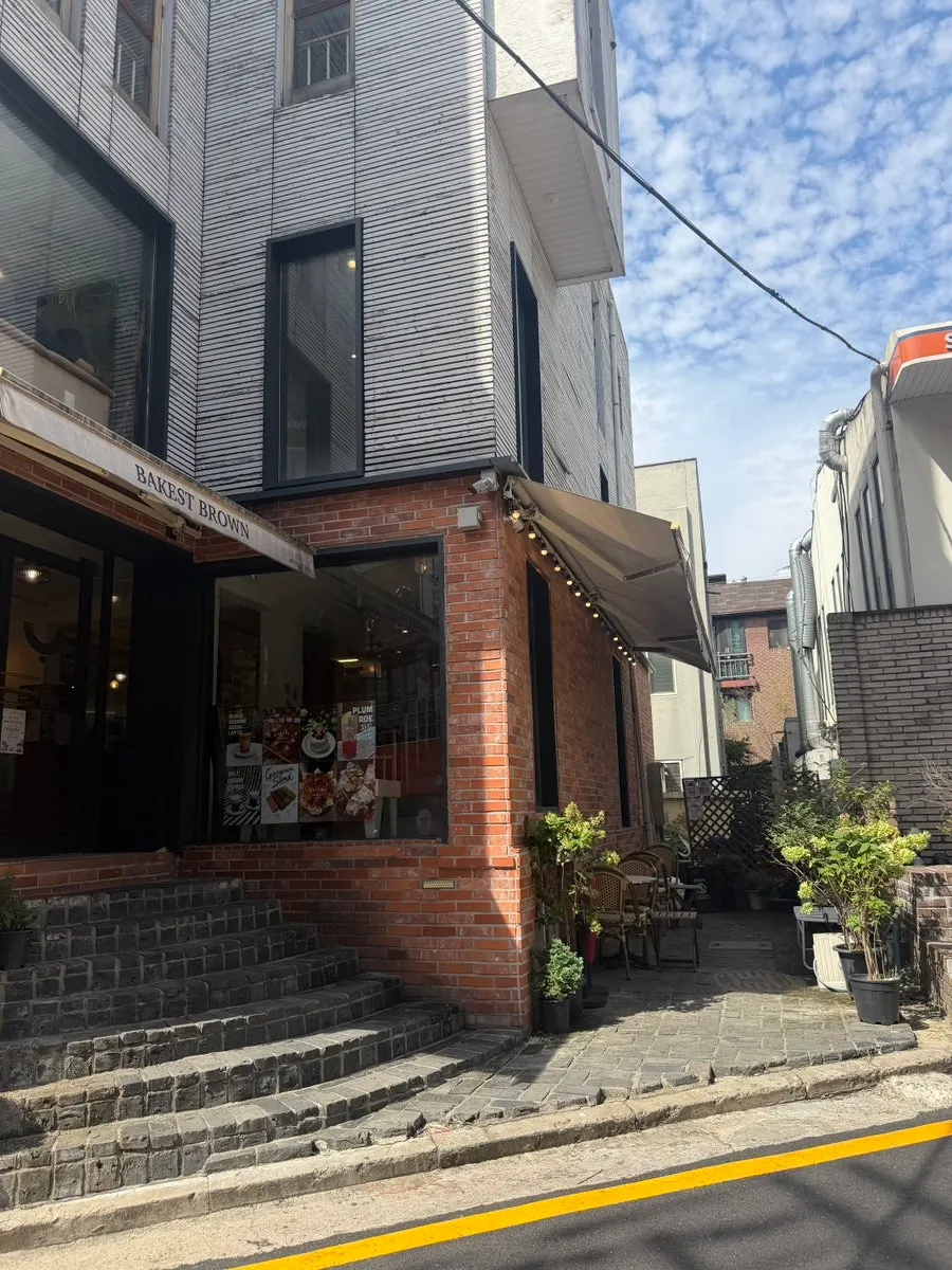 Entrance of the bakery café that feels like a house