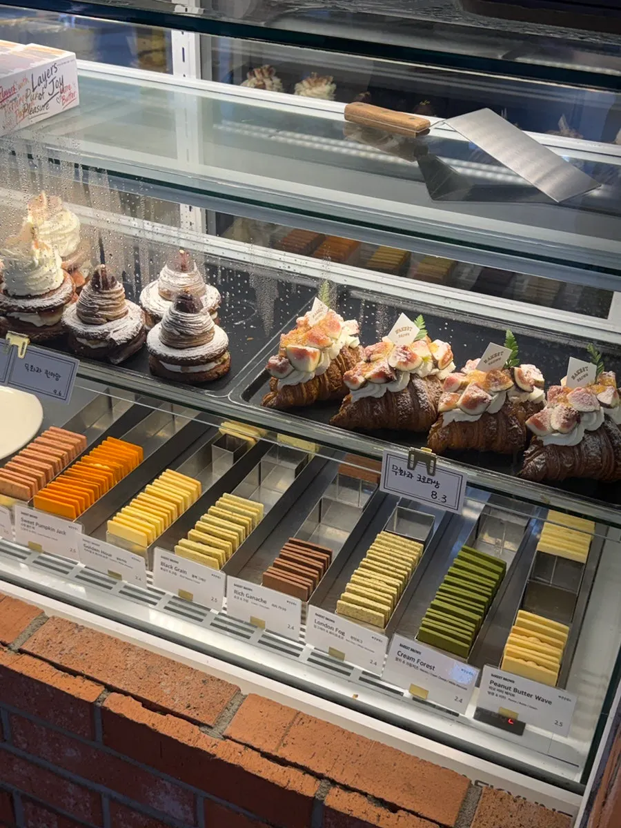 Cake, crumble, and healthy sand on display