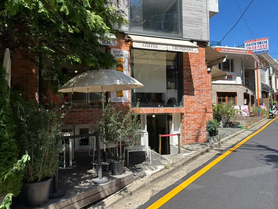 Exterior of Bakerist Brown, a large bakery café near Gangnam Station