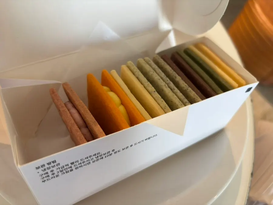 Several varieties of Gangnam Sand laid out on the table