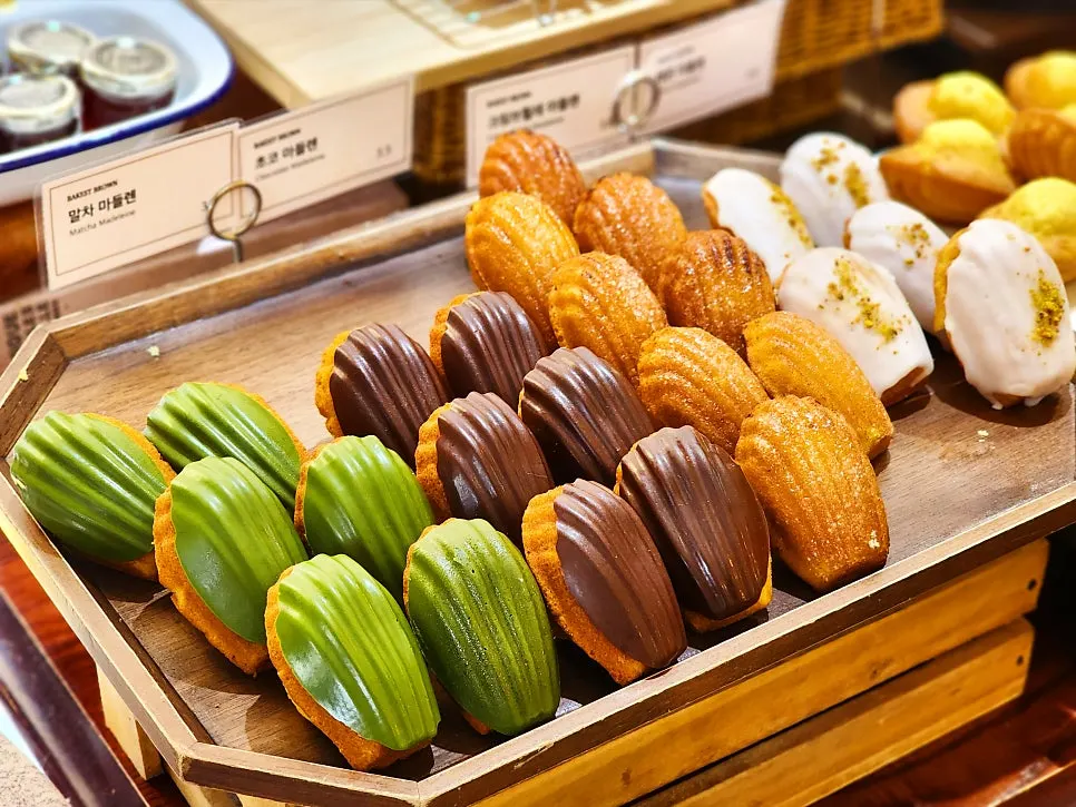 크루아상과 파이가 진열된 빵 코너