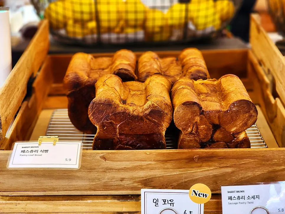 식빵과 페스츄리가 쌓인 진열대