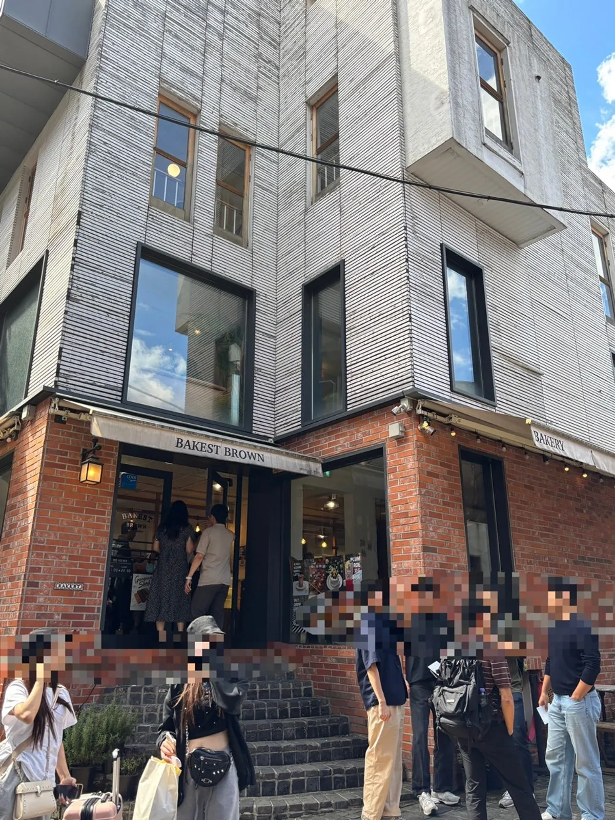 붉은 벽돌 외관의 베이커스트 브라운 신논현역 매장