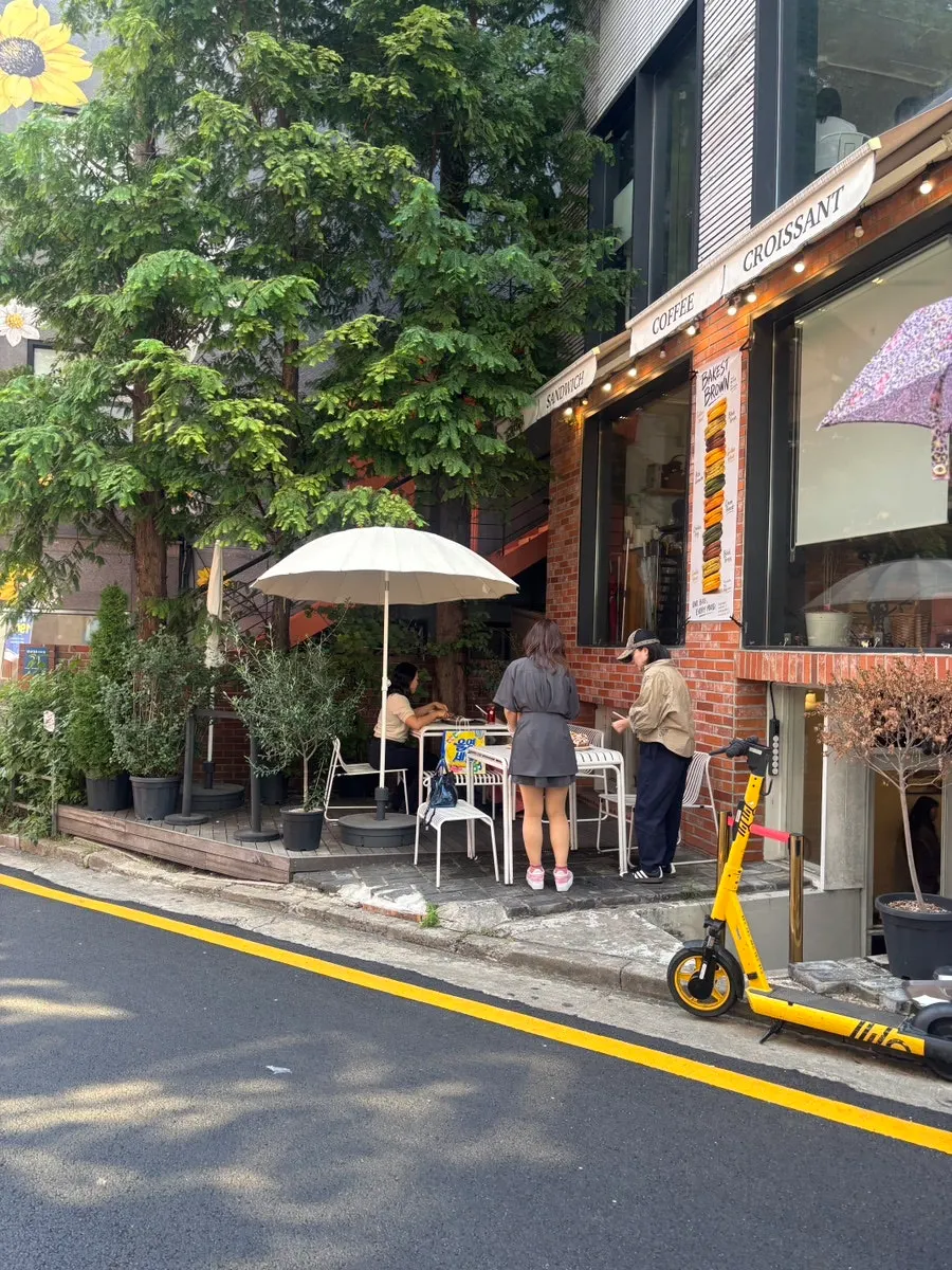 신논현역 골목의 베이커스트 브라운 외관과 외부 테이블