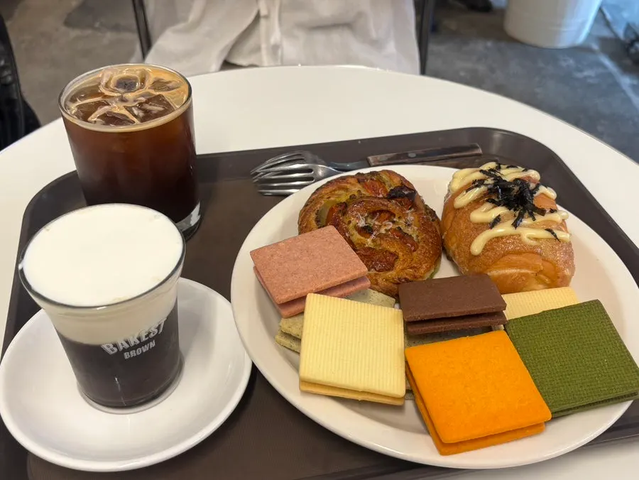 신논현역 빵집 명란마요 소금빵과 토마토 바질빵, 베이커스트 브라운