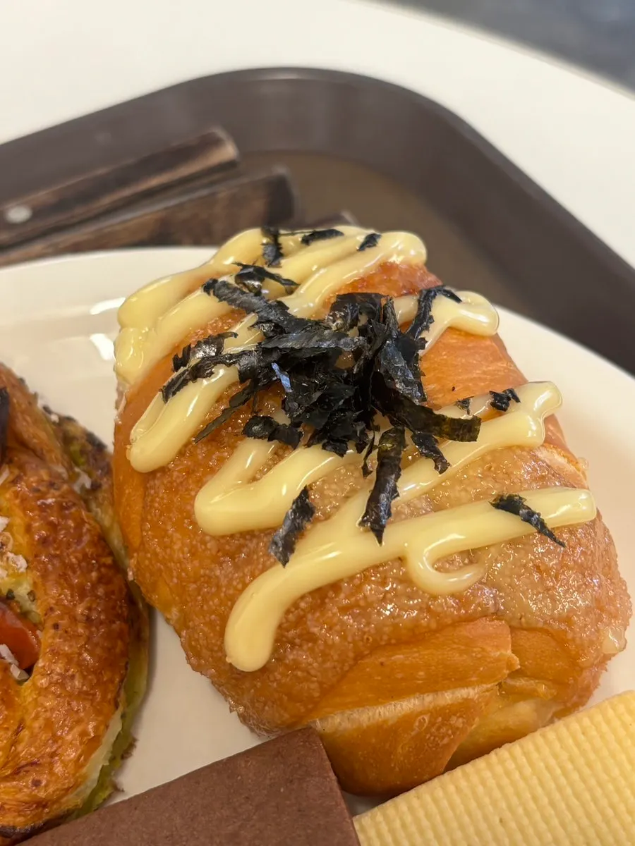 마요 소스와 김가루가 올라간 명란마요 소금빵