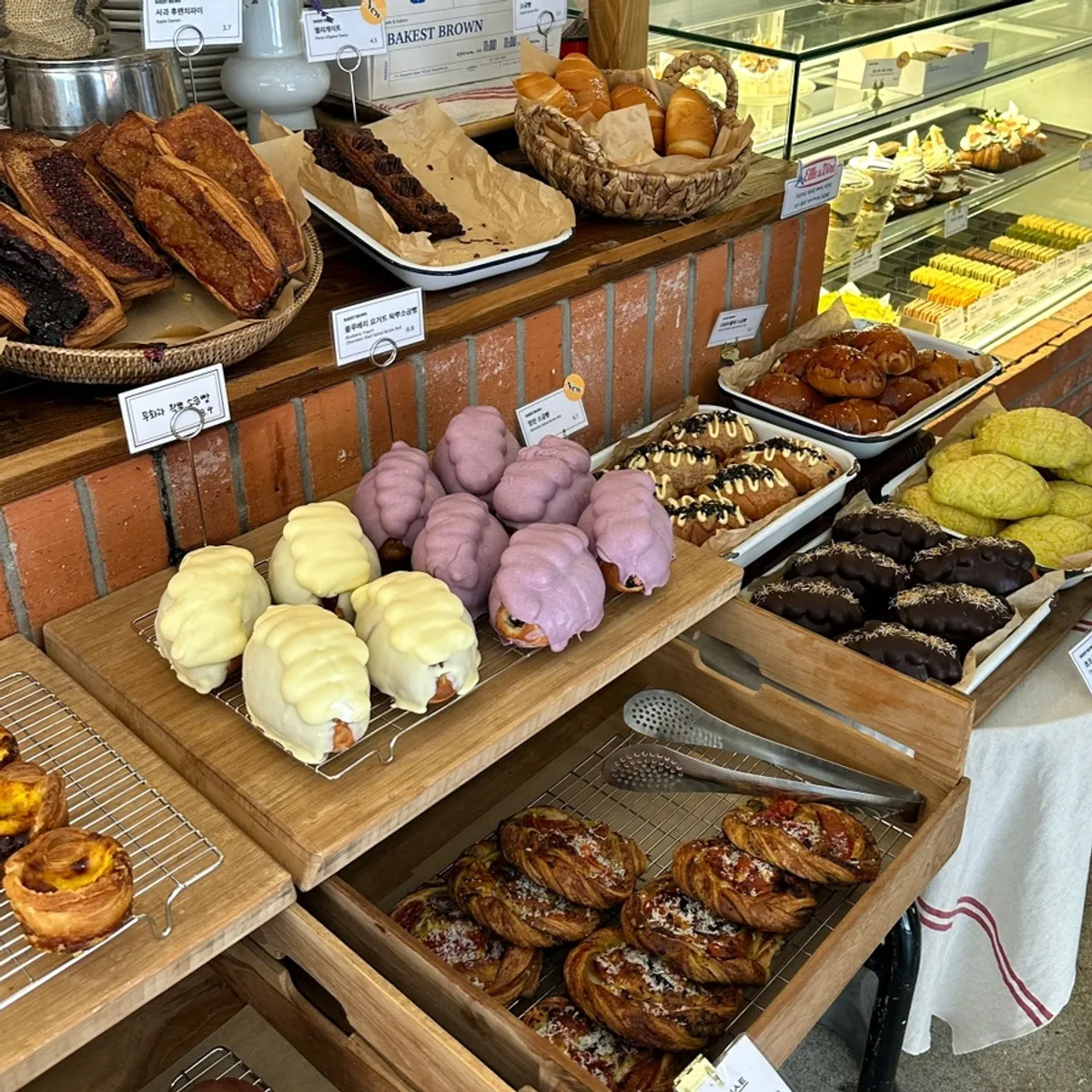 Bakerist Brown near Sinnonhyeon Station, main photo