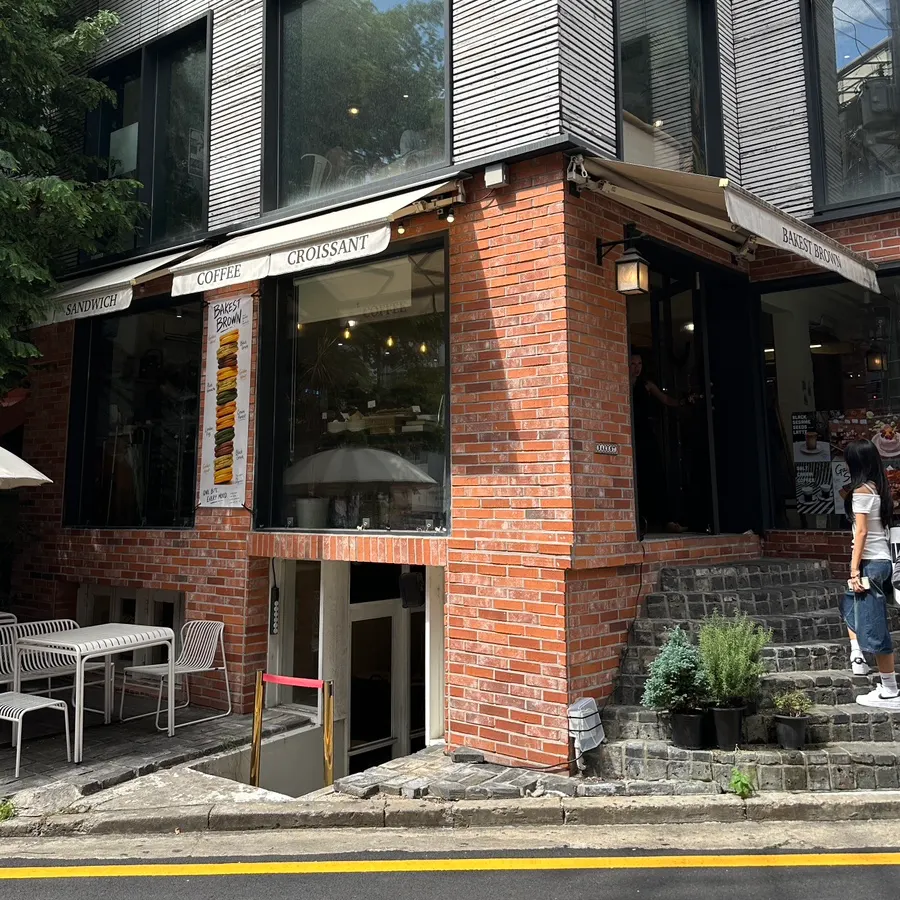 Bakerist Brown as seen from the Gangnam Station CGV alley