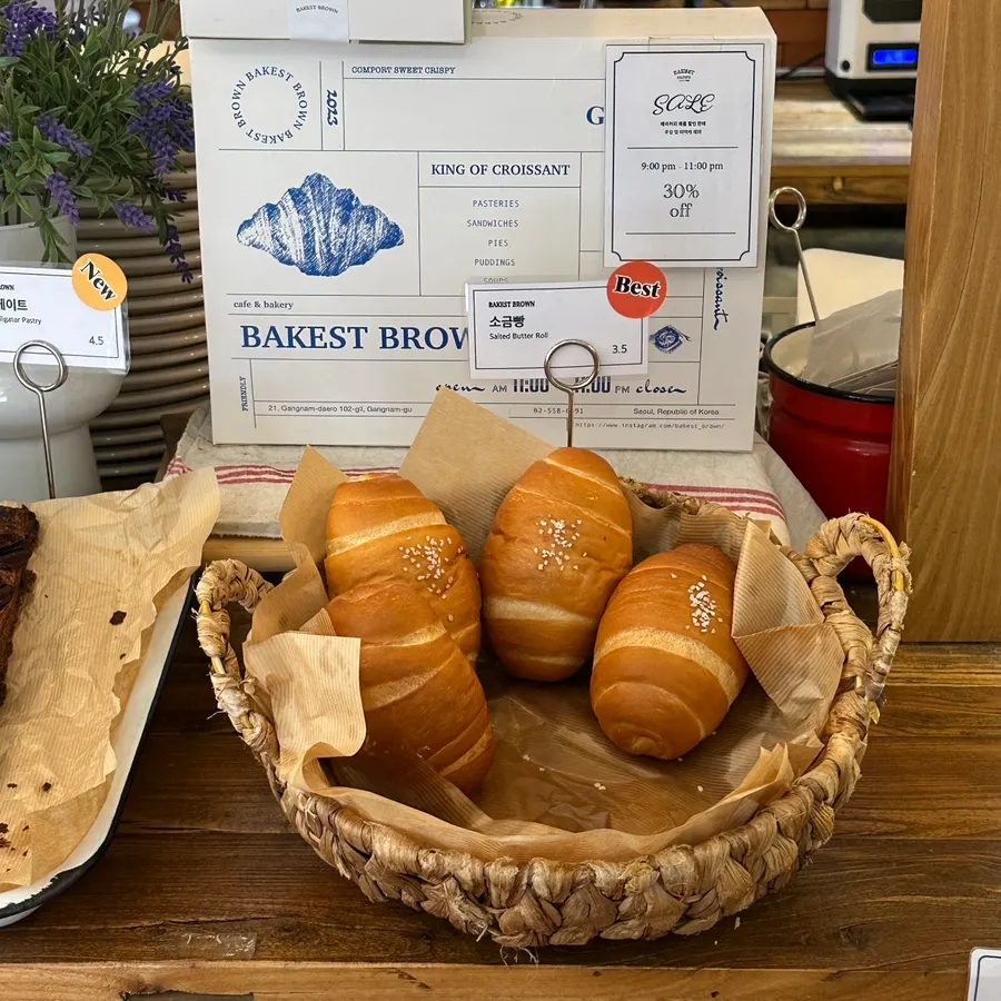 Plain loaves and other bread varieties at Bakerist Brown