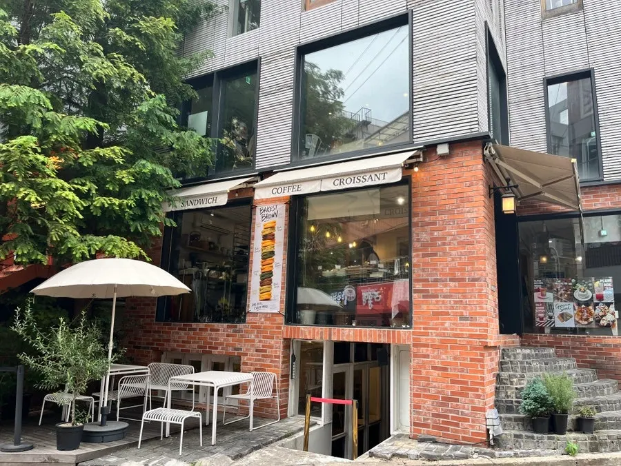 Outdoor tables at Bakerist Brown