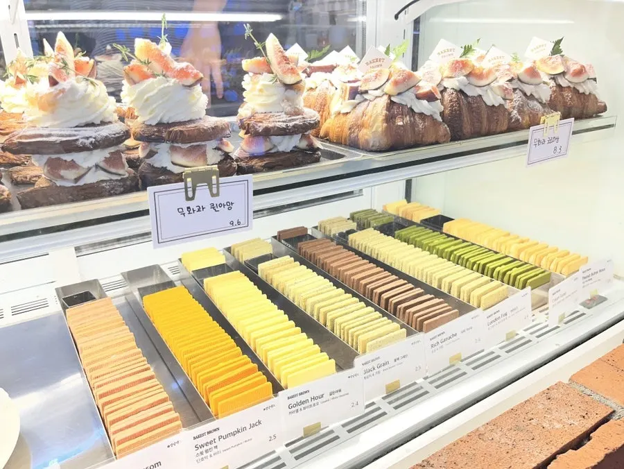 Refrigerated showcase with dessert cakes