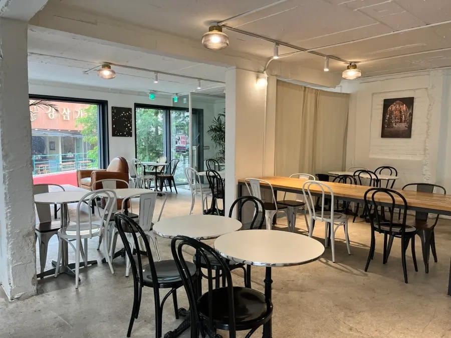 Semi-basement hall at Bakerist Brown