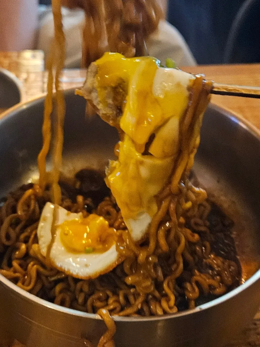 Truffle jjapaghetti eaten alternately with the beef tataki