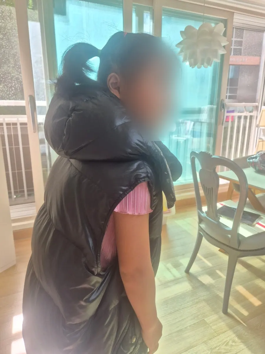 아이가 패딩조끼를 입고 패션쇼 하는 모습