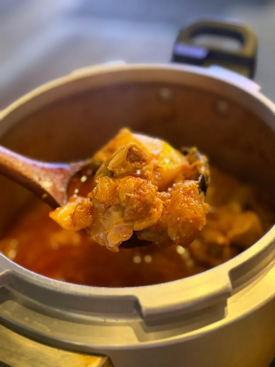 야채와 닭고기, 곱창이 가득한 곱도리탕
