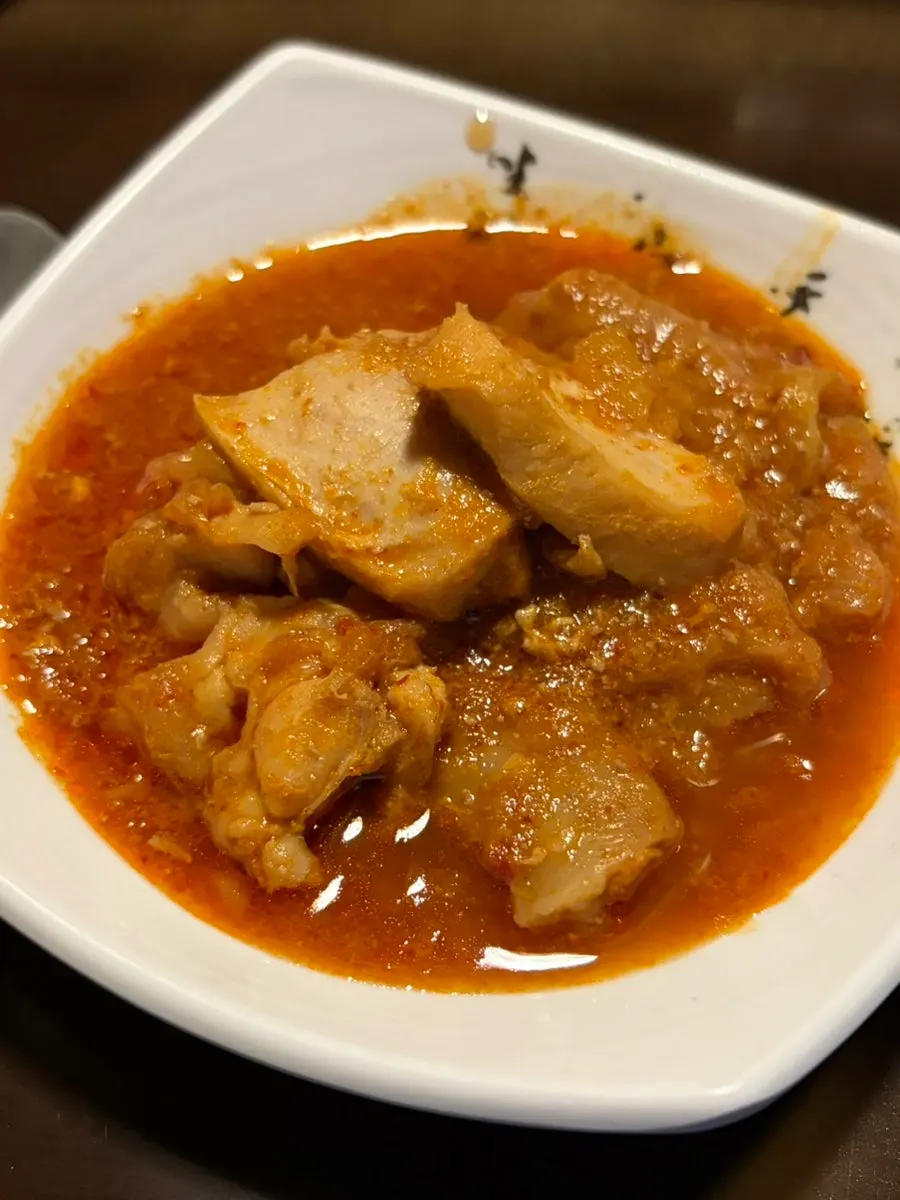 가위로 잘라준 통곱창과 닭고기, 감자