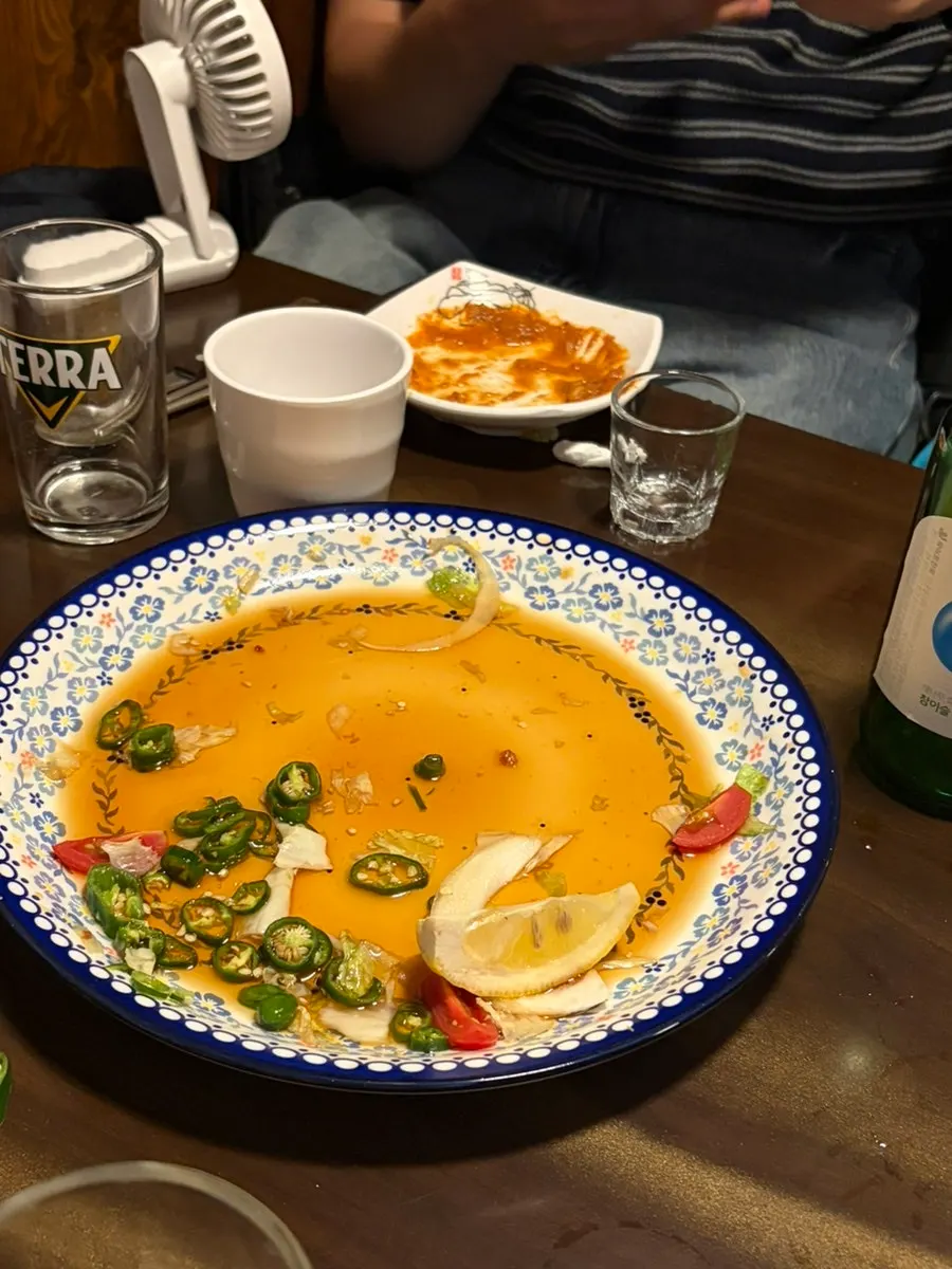 곱도리탕과 술잔이 놓인 마무리 테이블